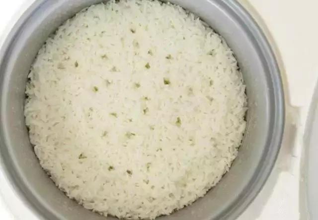 饭没煮熟夹生饭怎么补救,米饭没熟怎么挽救