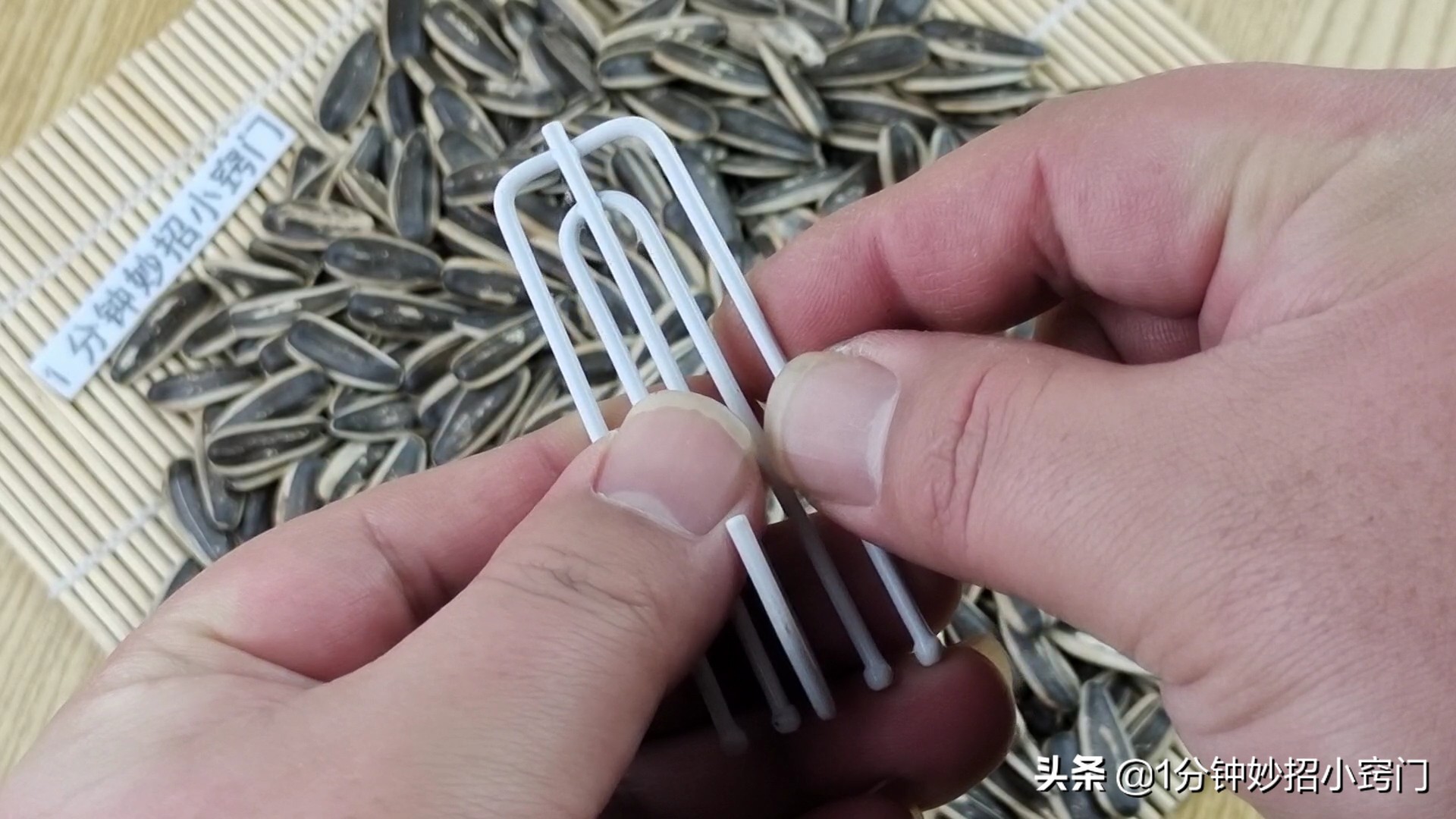 瓜子还用手剥吗,瓜子要用手剥了吃