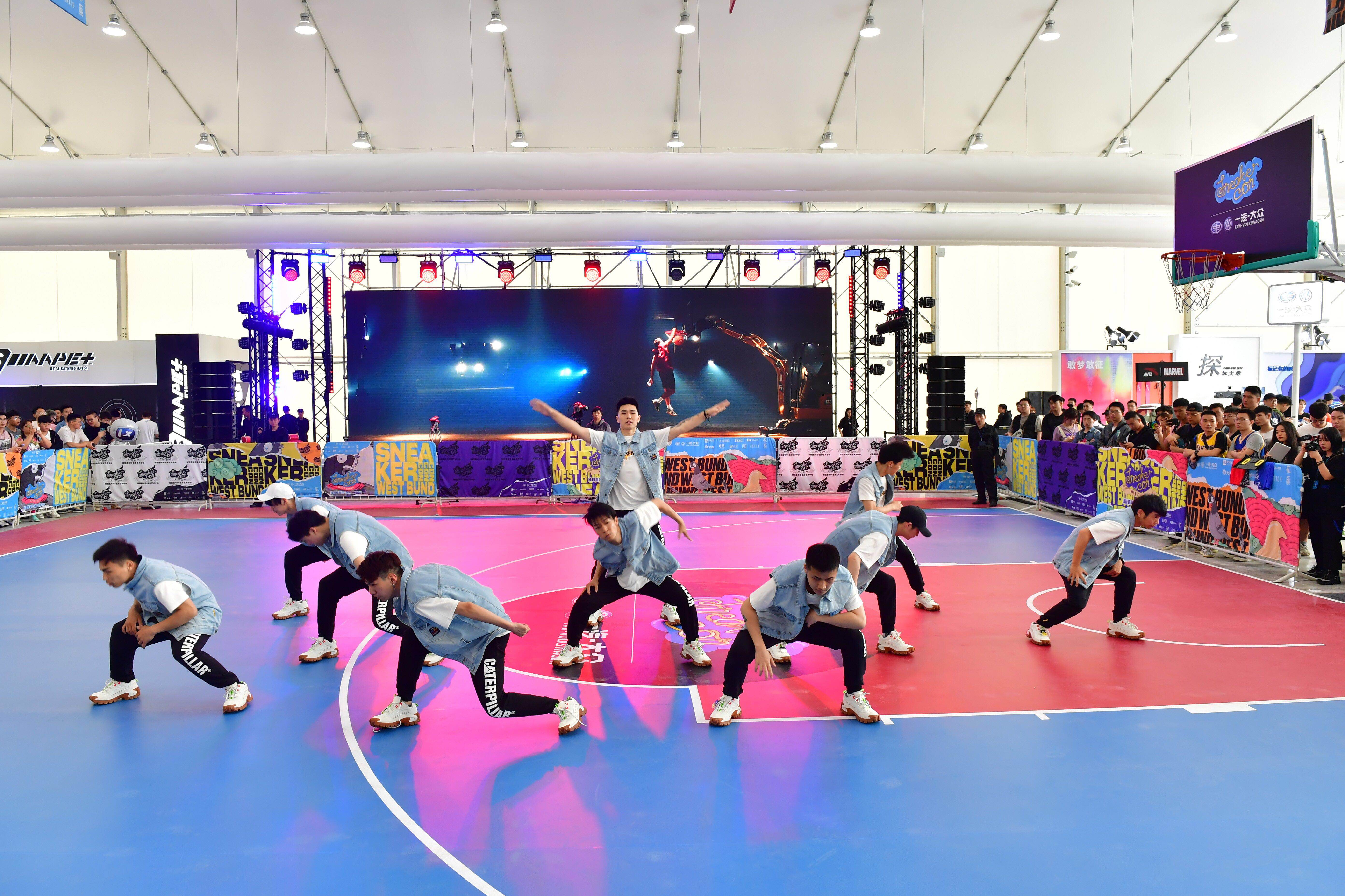 卡特彼勒黑色挖掘机,卡特彼勒鞋子和挖掘机