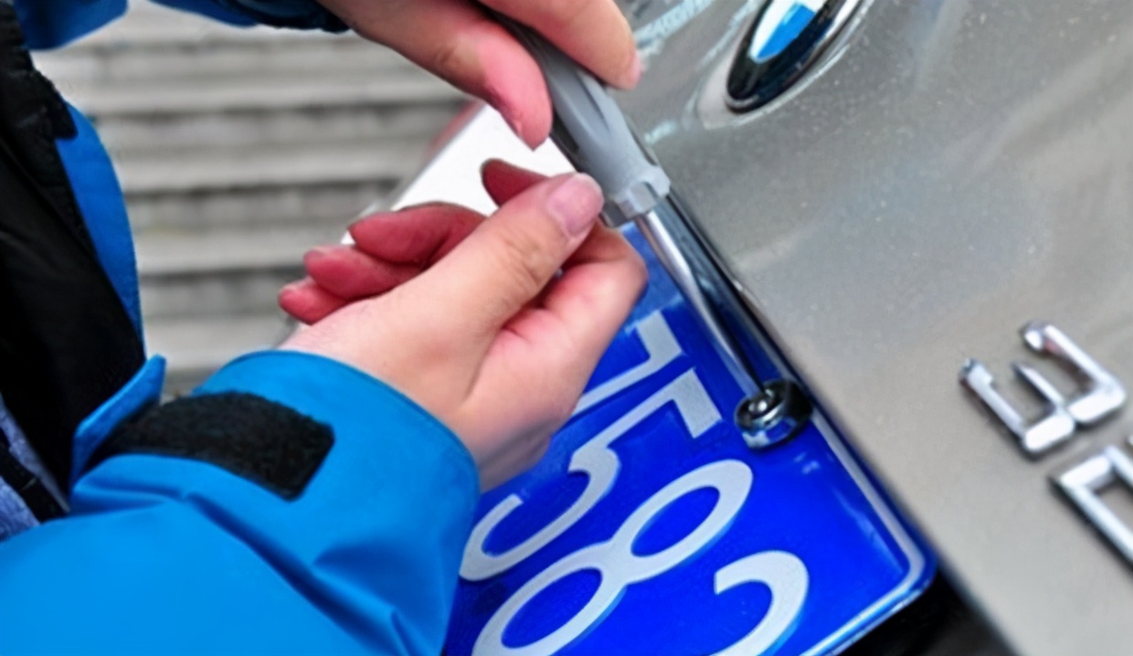 车牌只有两个孔怎么安装四颗螺丝,正确安装车牌螺丝教程