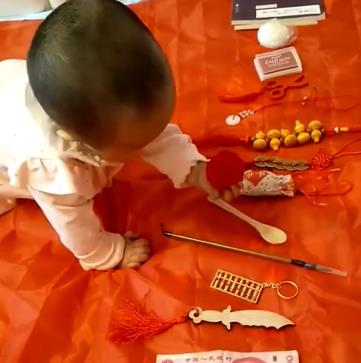 一岁宝宝抓周笑翻众人,宝宝抓周3次都是球