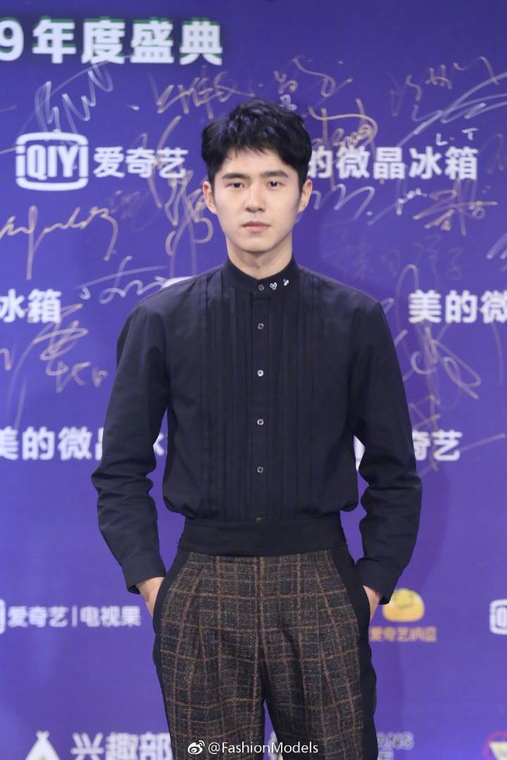 邓伦刘昊然同框热聊,两个人好直男呀,但旁边的关晓彤尴尬了