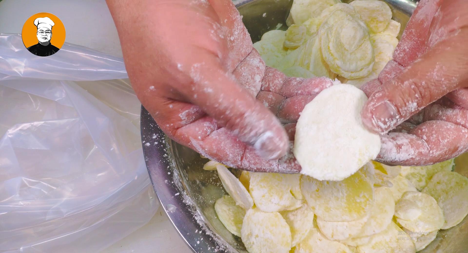 在家轻松制作薯片小孩子也可以做,制作薯片的方法又健康又好吃视频