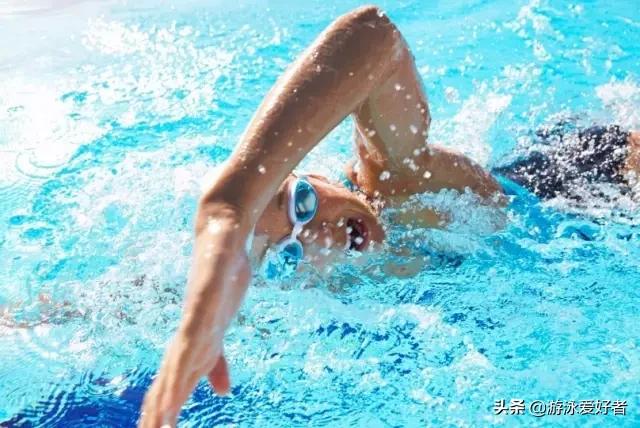 女生自由泳手臂发力,自由泳手臂划水发力技巧