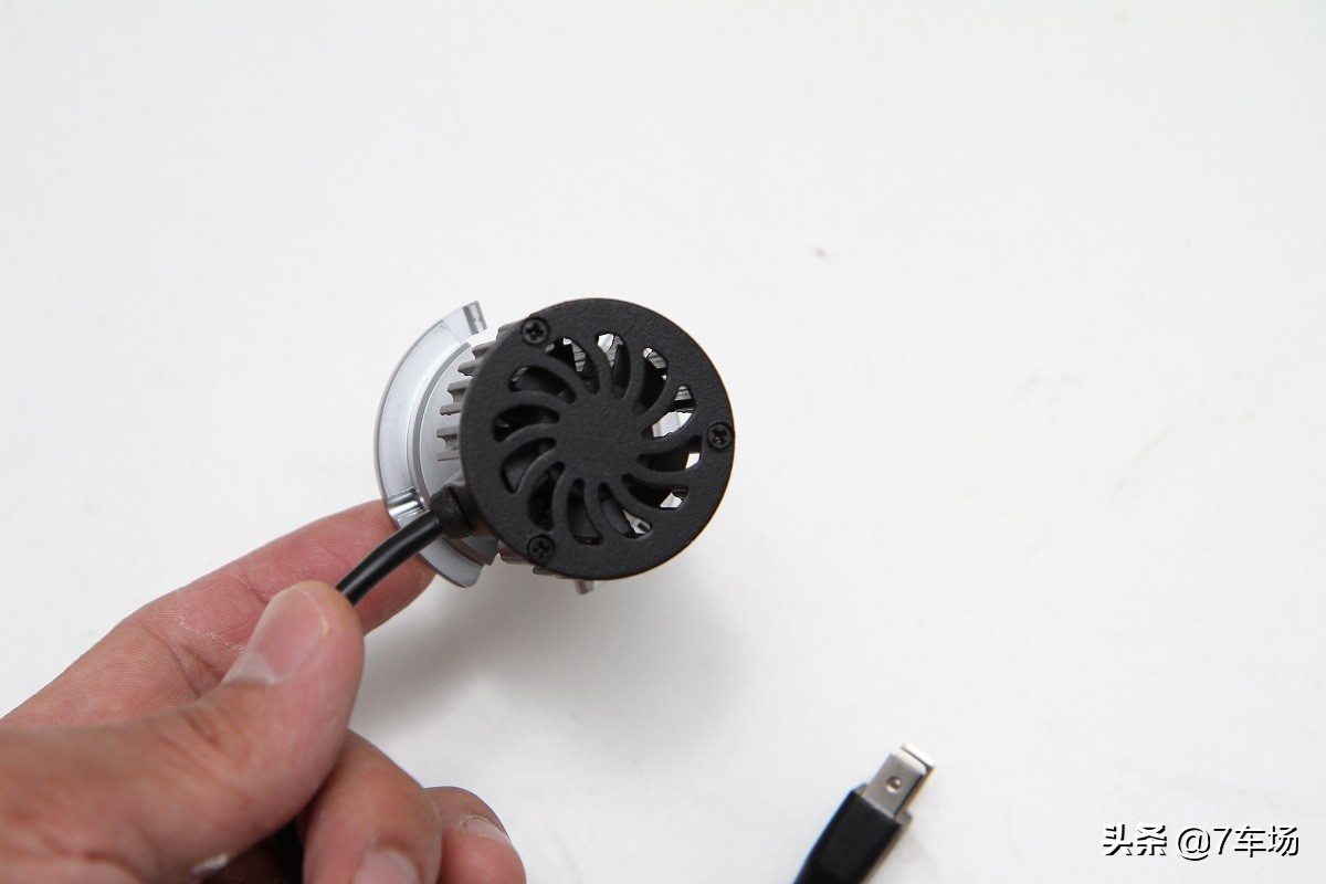 晚上开车车灯刺眼怎么办,车灯卤素灯泡怎么选