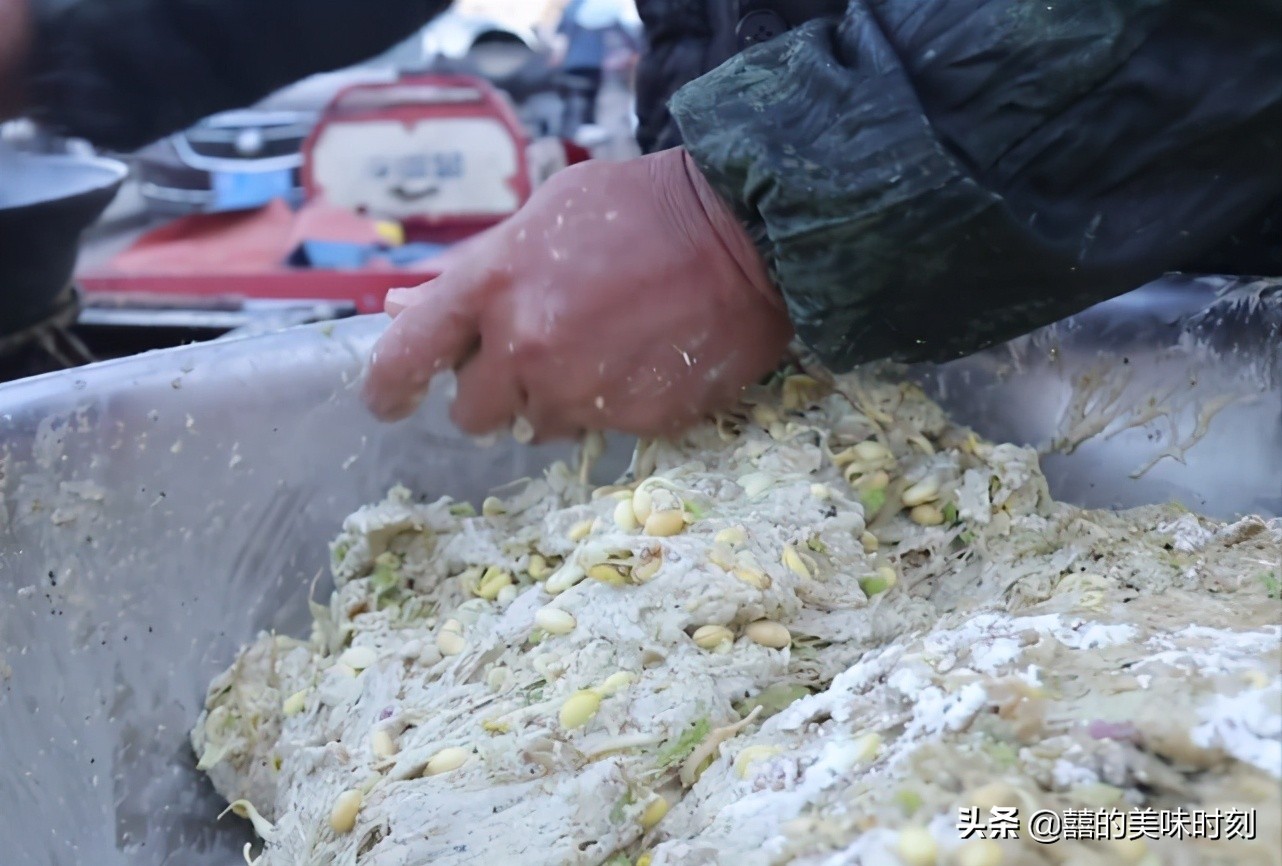 河南大叔路边卖素丸子20年,10元1斤现拌现炸,每天200斤不够卖