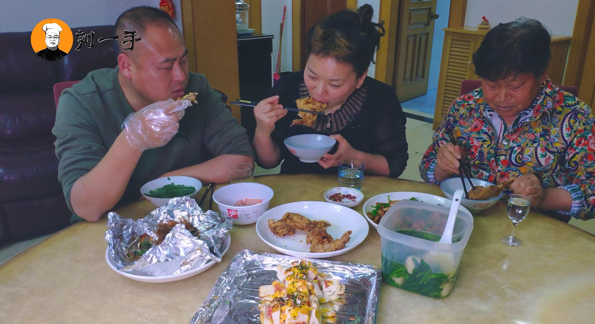 炸鸡店奥尔良烤翅的腌制方法,怎么炸鸡翅又酥又脆新奥尔良