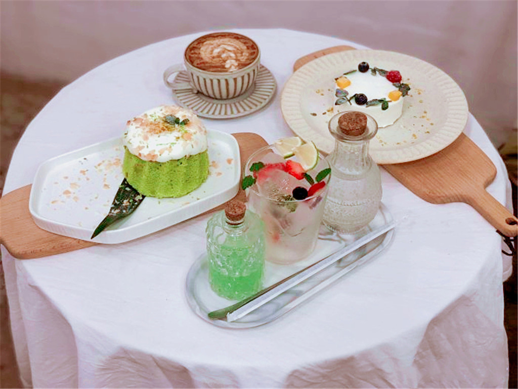 恩爱小情侣开的甜品店，颜值与味道共存，小姐姐拍照停不下来