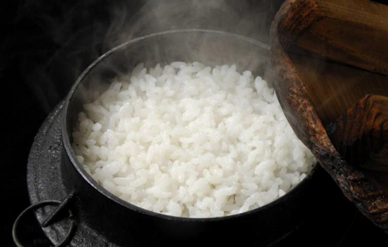 蒸米饭怎么才能不用洒水,蒸米饭不糊锅的技巧