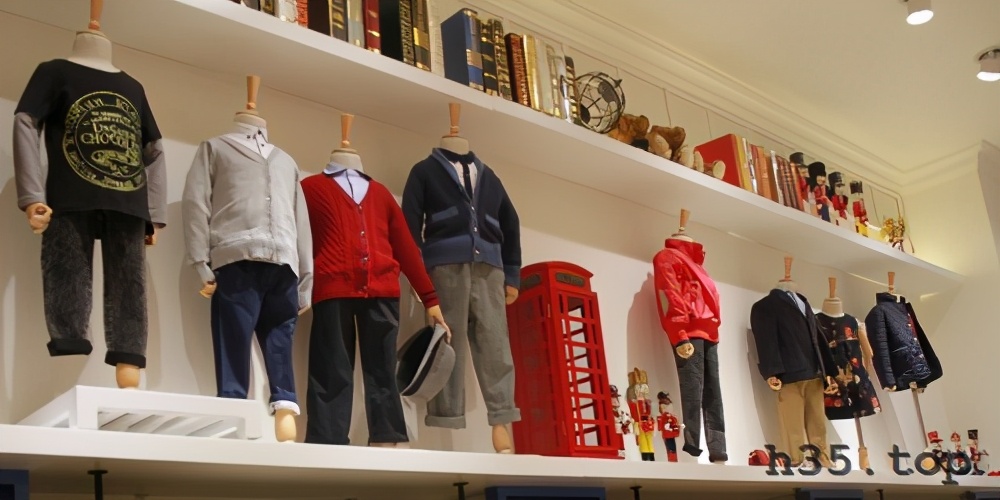 最新童装店双门头装修效果图,童装店怎么装修才有顾客