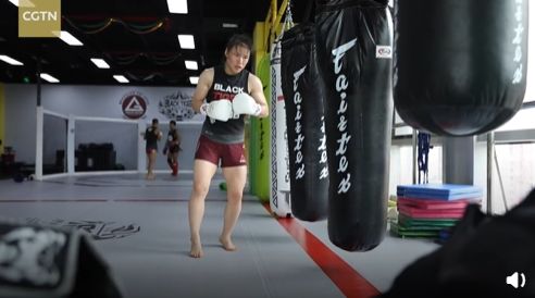 嘲讽中国疫情的外国拳手，被这个中国姑娘打成了猪头