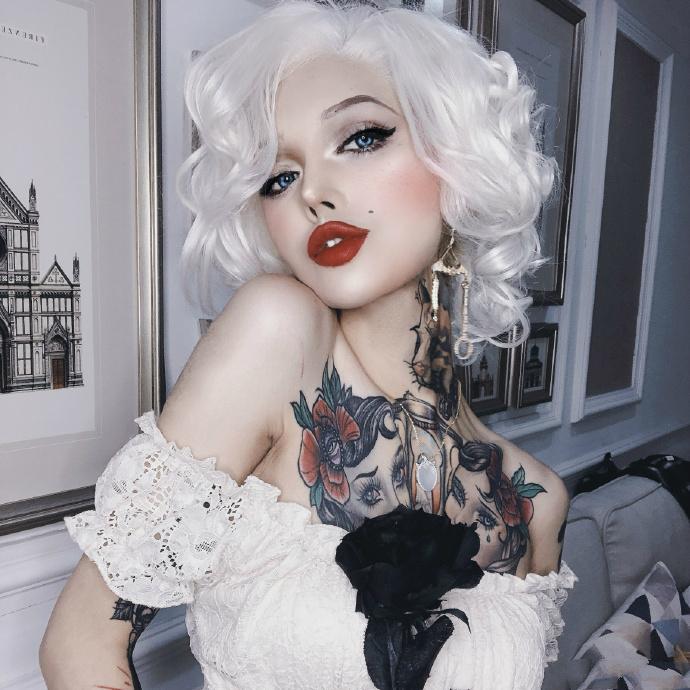 变装女神承认鼻子整歪，曝素颜照没辨识度，她扮梦露和精灵太逼真