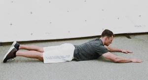 有些患者膝盖疼痛是由腰椎间盘突出压迫神经导致的,千万别忽视