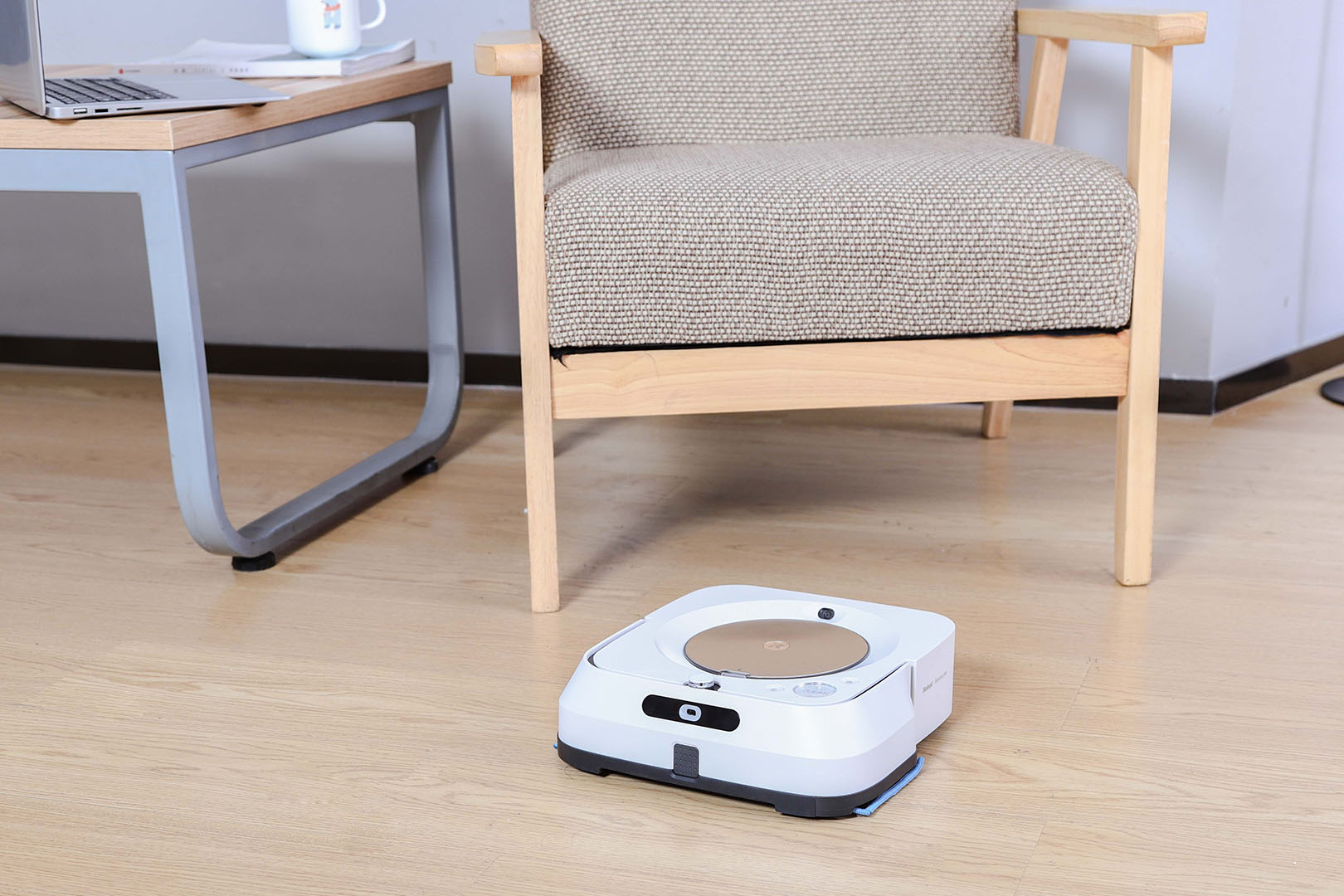 自带眼睛还有嘴，喷水式擦地机器人效果实测