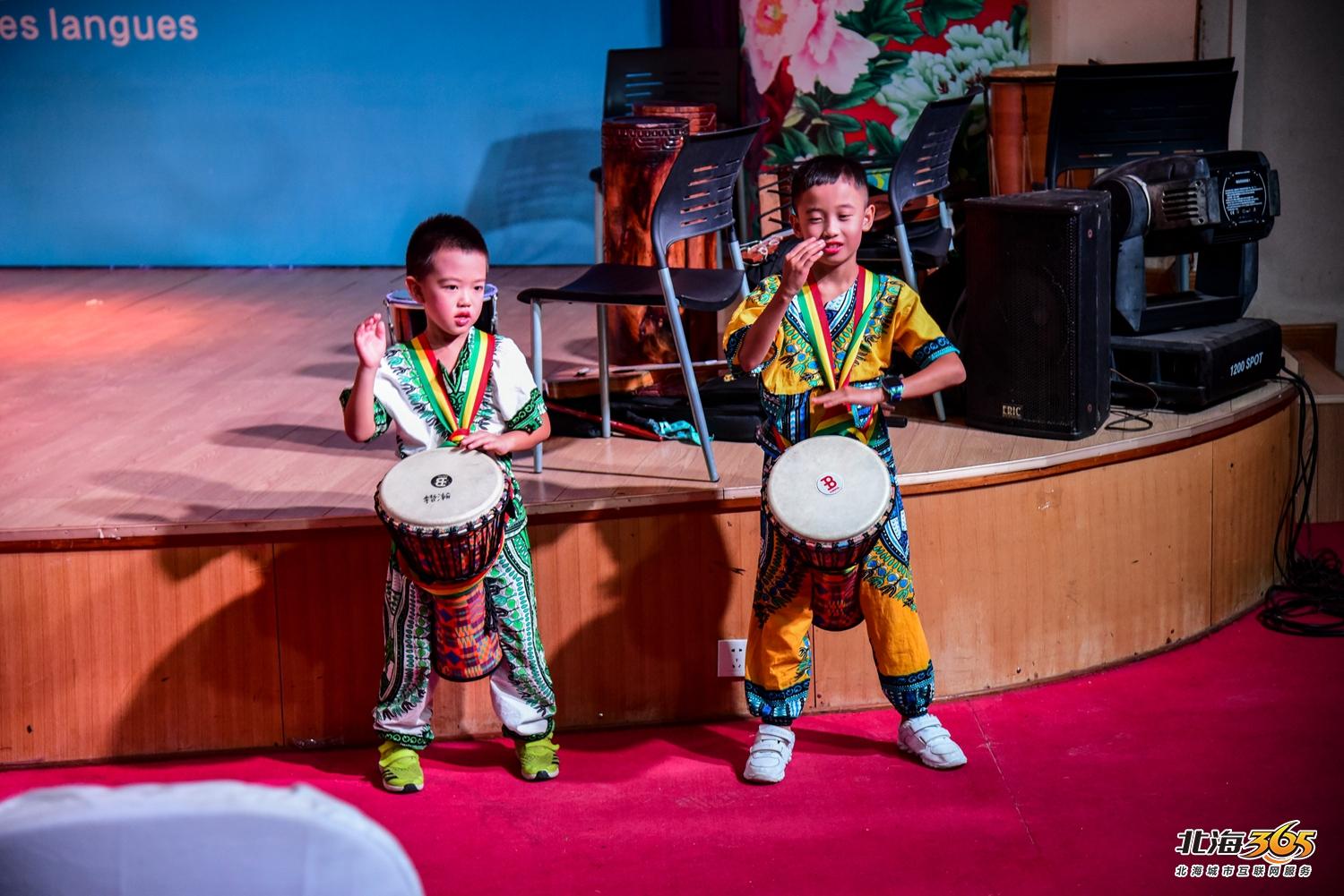我在北海图书馆拍了一场特别的晚会，观众情不自禁跟着节奏动起来