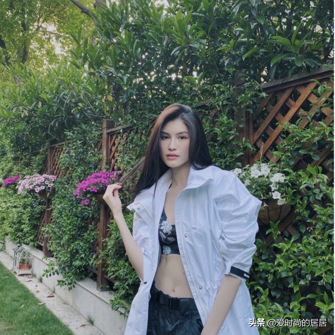 何穗竹节刺绣外套极其优雅，白色套装活泼可爱，运动裤酷感运动
