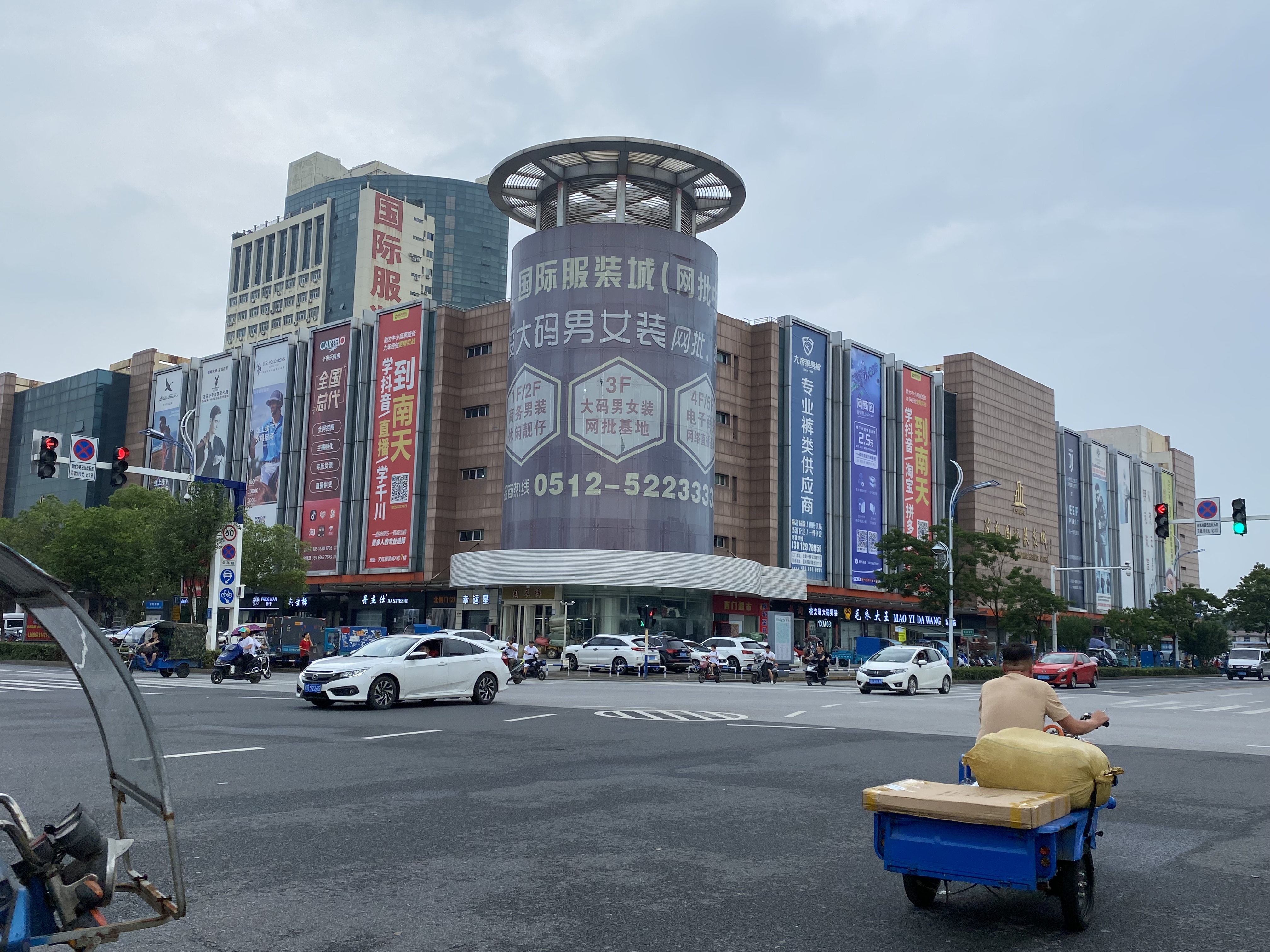 品牌尾货女装剪标清仓,剪标尾货正品女装秋冬