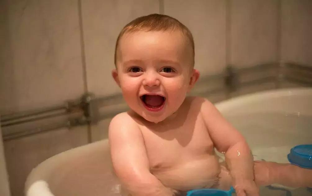 脐带还没脱落的宝宝怎么洗澡,婴儿脐带还没脱落怎么洗澡