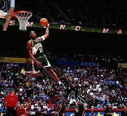 球员格林扣篮,格林罚球线起跳