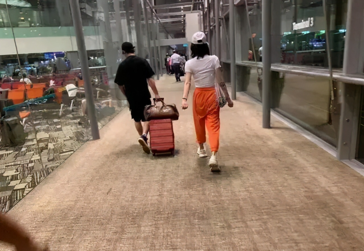 郑恺官宣得女!情史不断还婚后带女爱豆去夜店,他能当好爸爸?