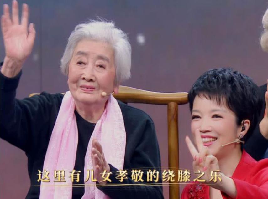 从央视主持人，到23年只饰演周总理夫人，黄薇因4次意外改变命运