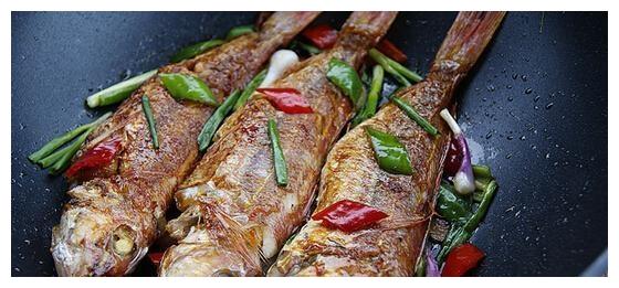 鱼怎么煎不粘锅不掉皮视频讲解,煎什么鱼不粘锅不破皮