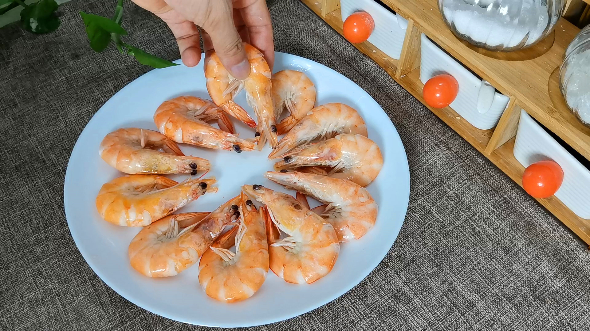 白灼虾最忌用水煮了教你正确做法,怎样煮白灼虾才令虾肉鲜嫩