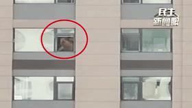 大白天裸男窗边做不雅动作，面对物业、民警拒不开门，400位业主要联名起诉