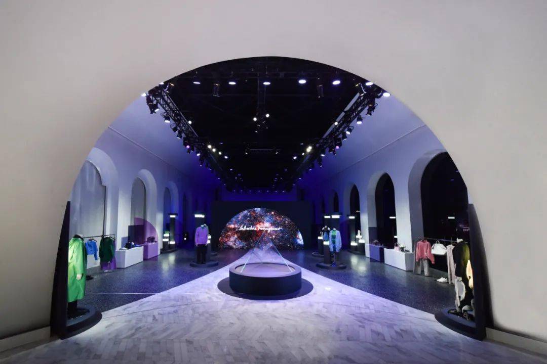 献礼影片《革命者》《1921》上映、菲拉格慕发布2021冬季系列...