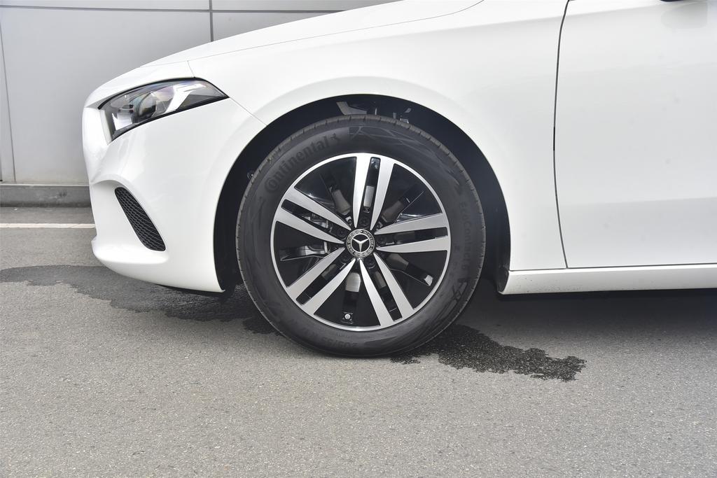 最新奔驰a180两厢落地价,最新2023款奔驰a180l落地价