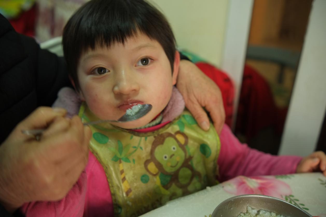 8岁女孩被称“快乐木偶”，总是笑容灿烂，家人却整日以泪洗面