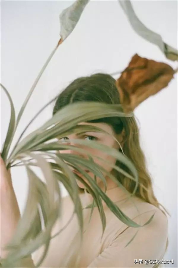 拍照时怎样克服不看镜头的尴尬感,解决拍照尴尬的技巧