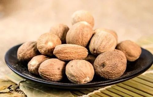 三种豆蔻的药用功效,炒豆蔻和生豆蔻药用