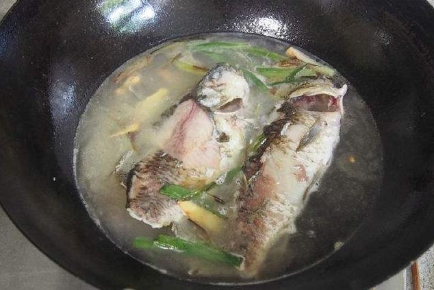 炖鱼时禁忌什么调料,啤酒炖鱼家常做法鱼肉鲜嫩无腥味