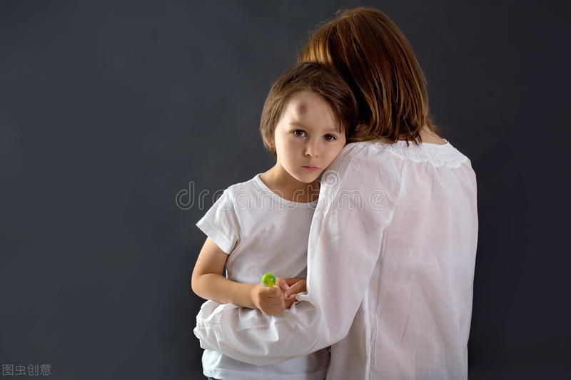 自闭症儿童撞头要阻止吗,自闭症孩子咬人是怎么回事