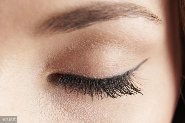 眼线液和眼线笔哪个好用一些,眼线笔与眼线液哪个好