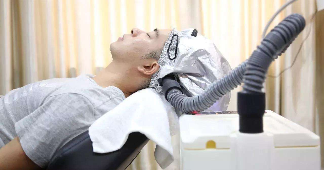 前面的头发太稀疏老脱发该怎么办,头发稀疏脱发的补救方法