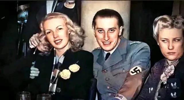 21张罕见的历史老照片：1931年在英国街头香烟贩卖机，投一币一支