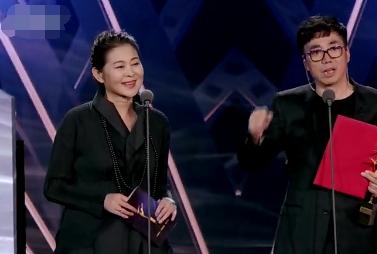 她连续主持13次春晚,她主持了17个春晚