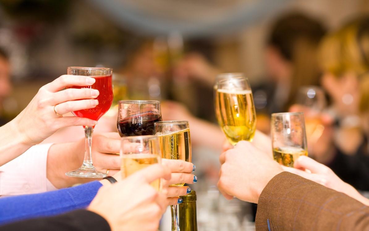 晚上一夜未眠早上喝酒助眠可以吗,晚上睡眠不好喝酒能助眠吗