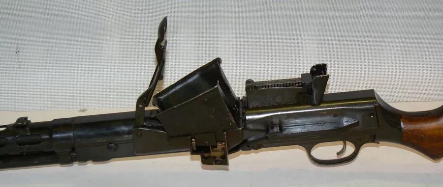 吃鸡大盘鸡机枪好用还是ak好用,大盘鸡机枪和ak47用的什么子弹