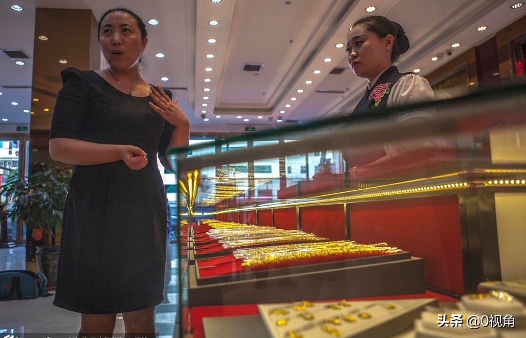 黄金柜台同事丢黄金后,被另一同事嘲笑,后面发生的事情神打脸。