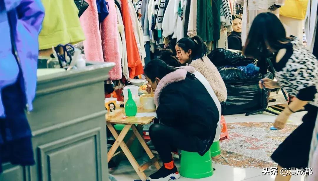 据说不来这里就白来成都，你一定没有见过这么魔幻又传奇的荷花池