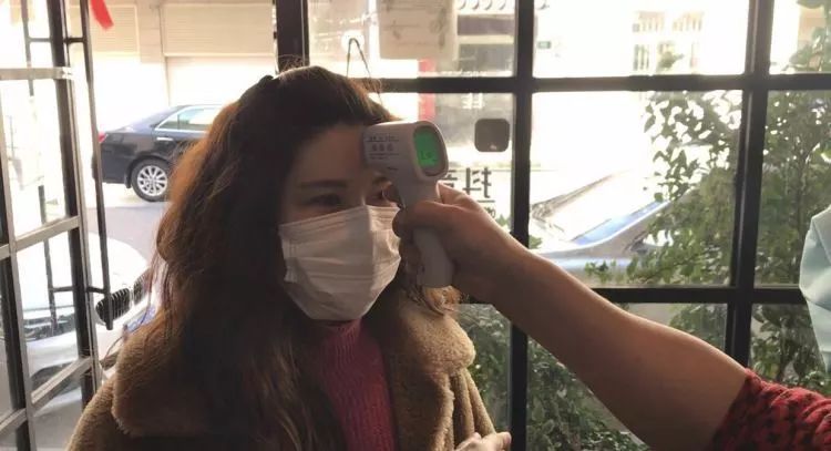 头发太长理发店不开门,头发太长去理发店找理发师剪头