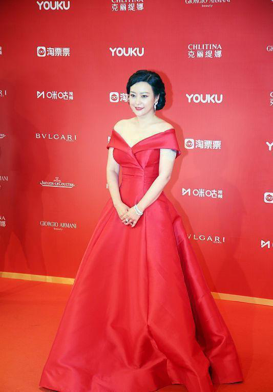 郝蕾这么美显示了她的自信,熟年郝蕾穿搭小香风