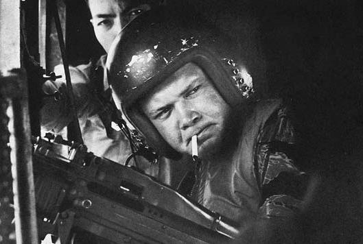 美军飞行员阵亡，机枪手情绪失控：与洋基爸爸13一起骑行