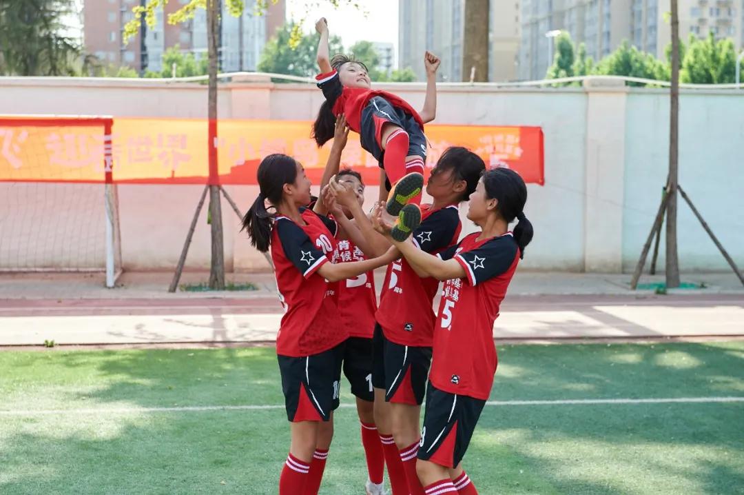 小小的足球装着美好的童年和梦想,小小足球承载着孩子的欢乐与梦想