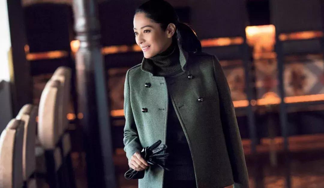 姑娘，你穿彩色大衣真好看！