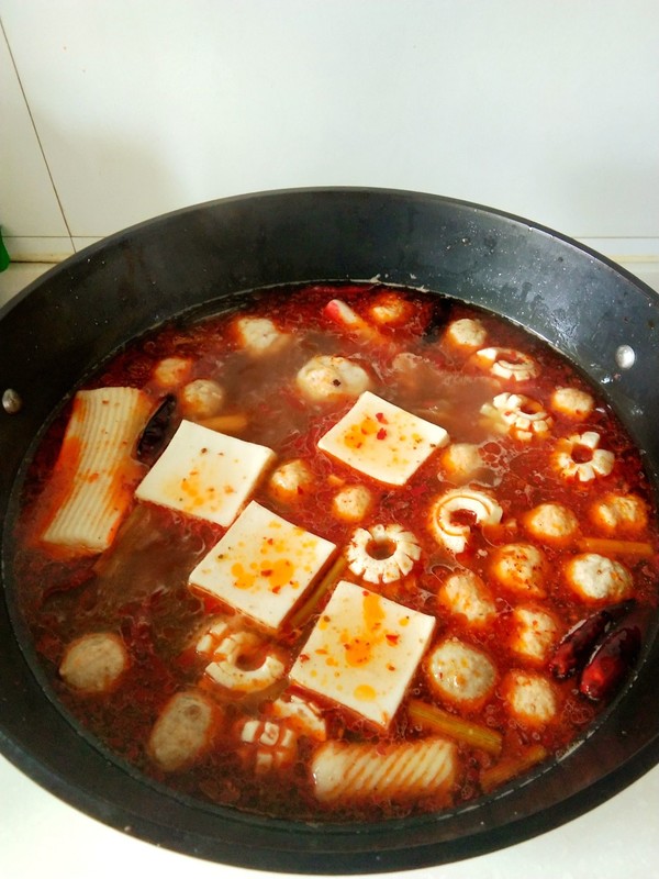 嫌麻辣烫店又贵又脏，自己在家做，麻辣鲜香吃个够，成本10元不到