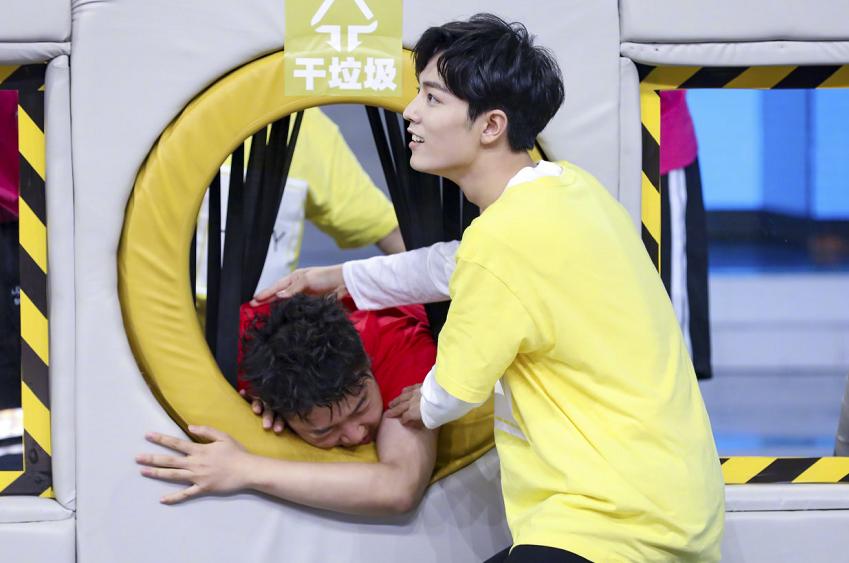 王一博五次快本玩游戏,王一博上快本玩踩气球